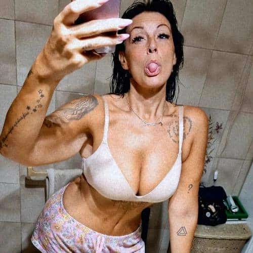 Alte Frau sucht Spass und Sex in der Nähe